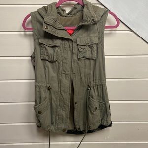 Buckle vest